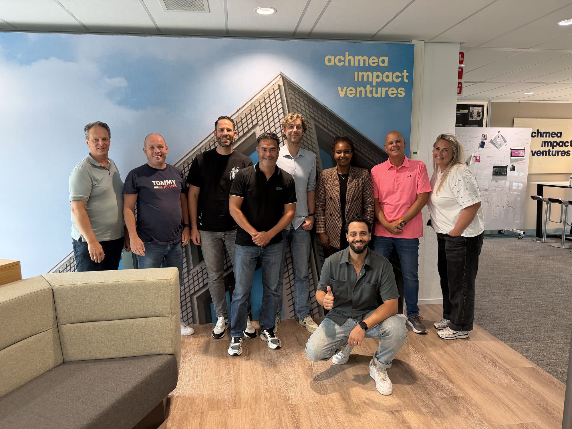 Groep deelnemers na een training op kantoor